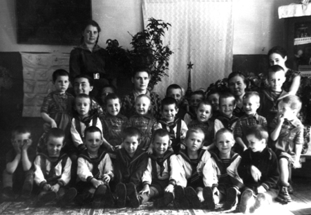 Воспитанники детского дома в Вельможке. В. Коваль – третий слева в первом ряду. Фото 1950-х гг. Из архива семьи Ладыгиных.