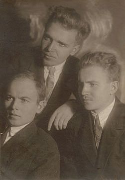 Владимир Семенов (в центре) с братьями